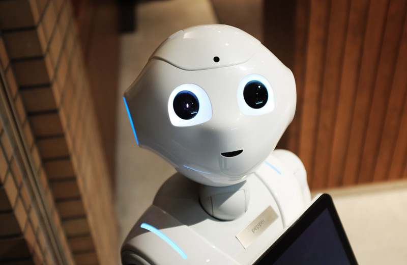 Ein menschlicher Roboter verkörpert das Thema Menschlichkeit in der Technik