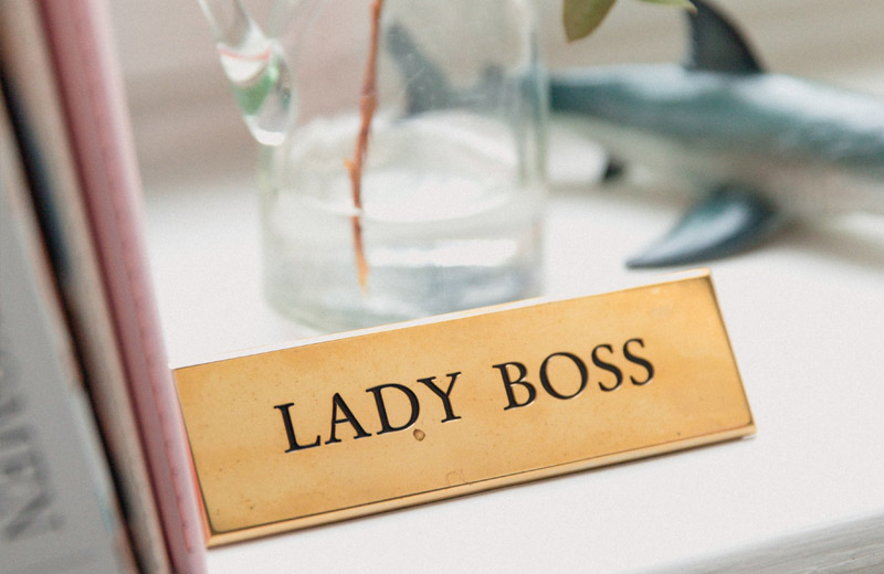 Schild mit Aufdruck Lady Boss